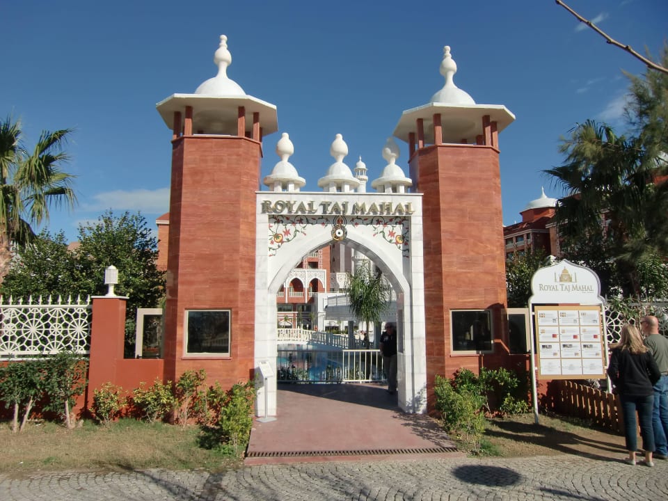Hoteleingang vom Strand Royal Taj Mahal Hotel