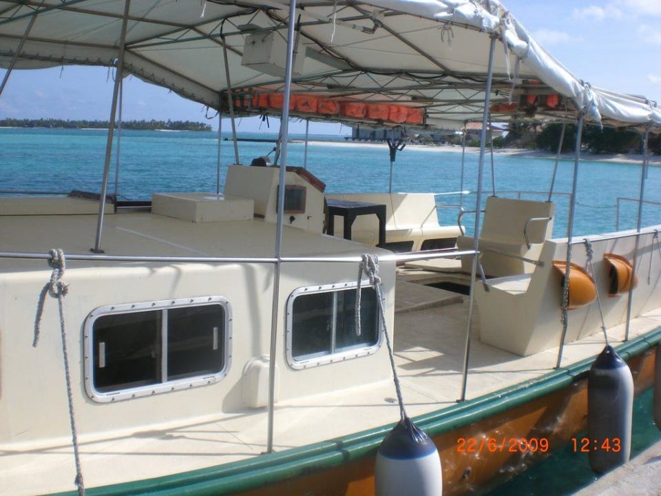 Tauchboot der Wassersportschule Summer Island Maldives