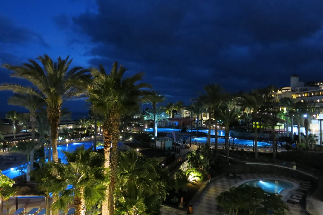 Pool bei Nacht vom Balkon Occidental Jandía Mar