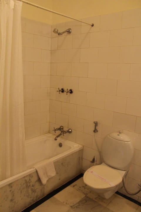 Badewanne & Toilette Hotel Fort Rajwada