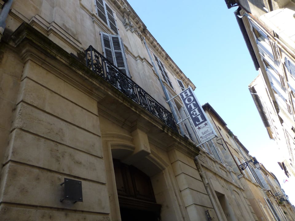 Das Gebäude von der Stadt her Hotel St. Trophime