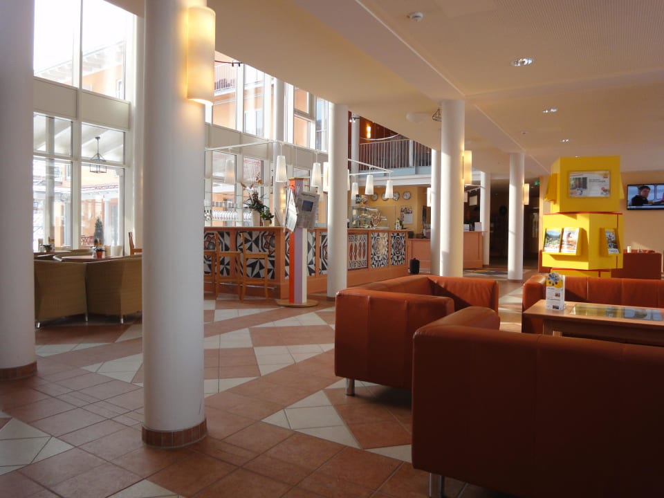 Blick auf die Bar in der Lobby JUFA Familienresort Kempten