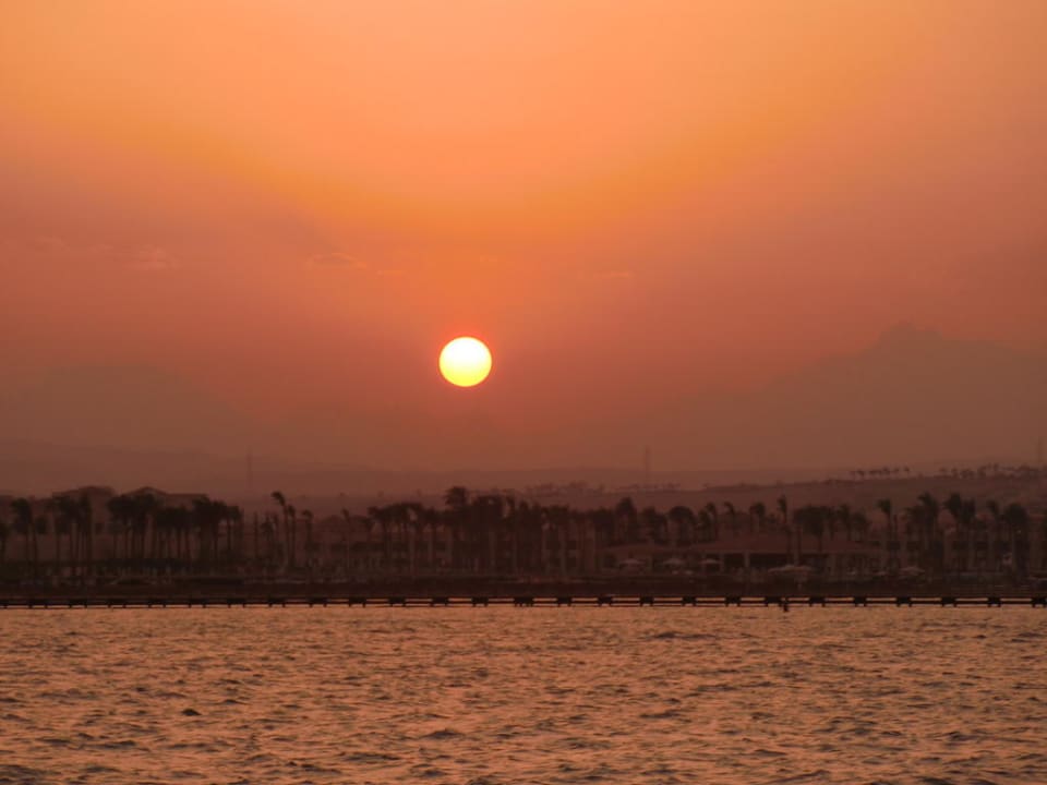 Sonnenuntergang auf der Plattform Stella Beach Resort & Spa Makadi Bay