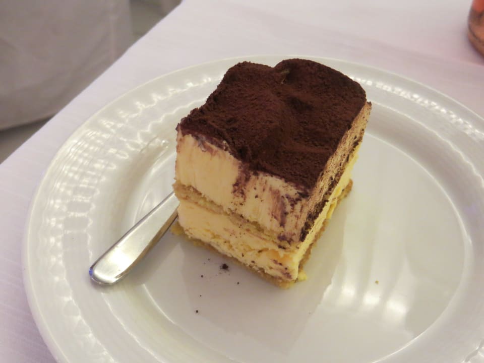 Gigantische Nachspeisen - hier Tiramisu Hotel Buratti