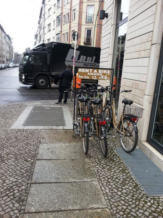 Eingang Leihräder Hotel AMANO