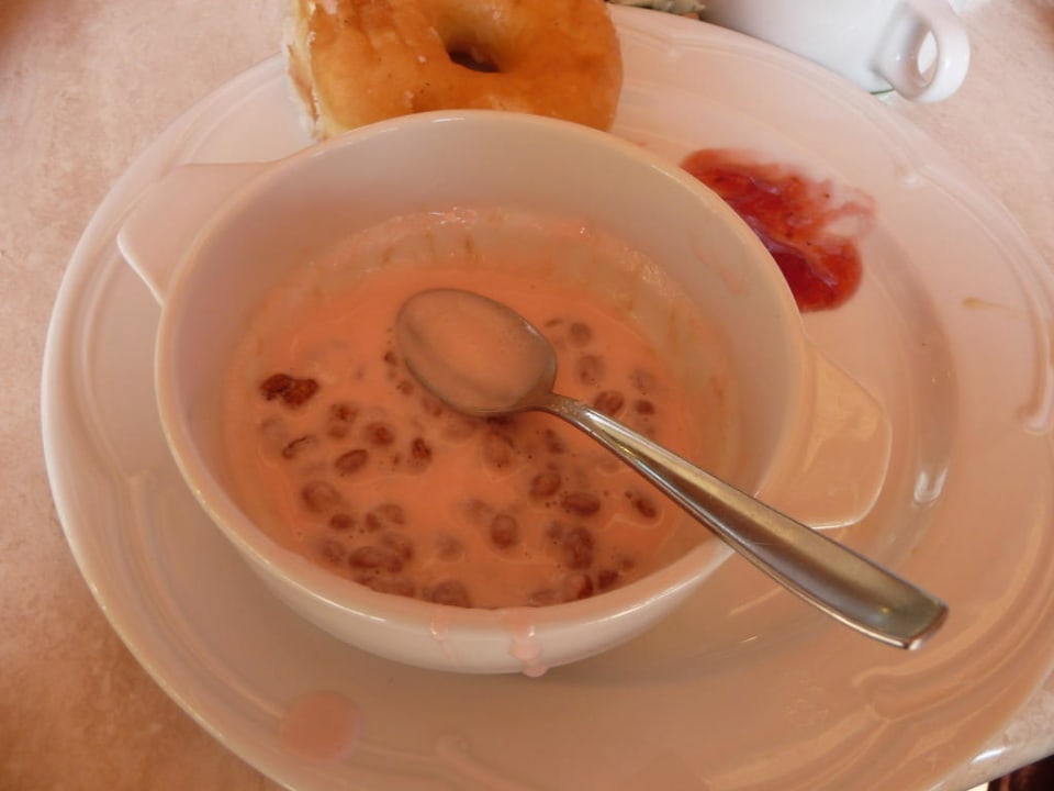 Frühstück: Verdünnter Joghurt mit Cornflakes. Bäh Moon Dreams Marina Parc