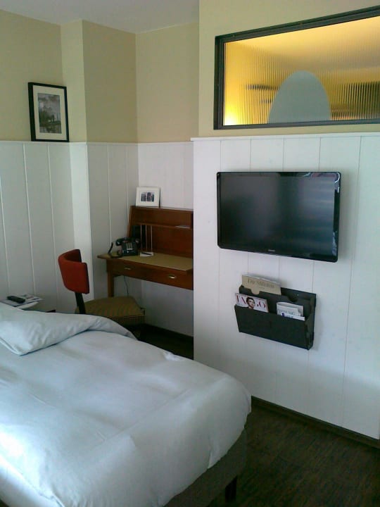 Sekretär und Fernseher Henri Hotel Hamburg Downtown