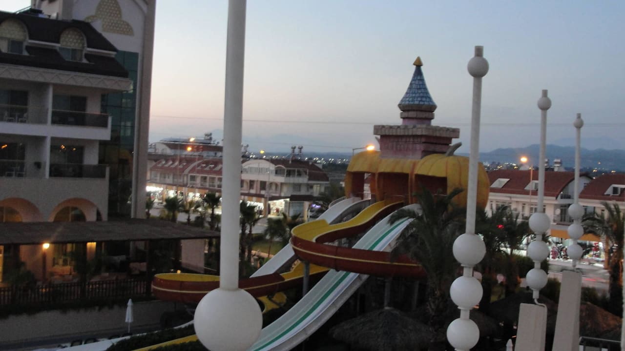 Vom Balkon Well Palace Side