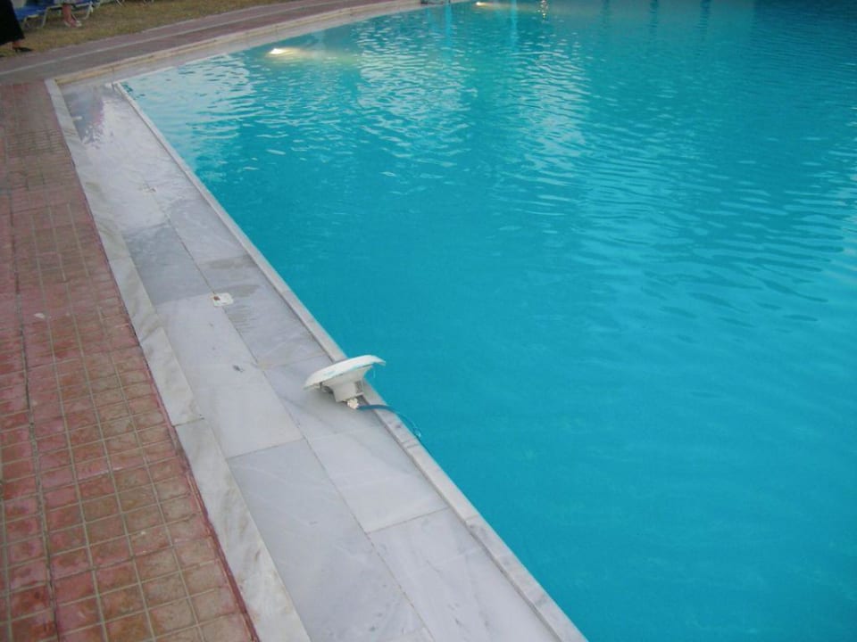 Die "Unterwasserbeleuchtung" des Pools Fodele Beach & Water Park Holiday Resort