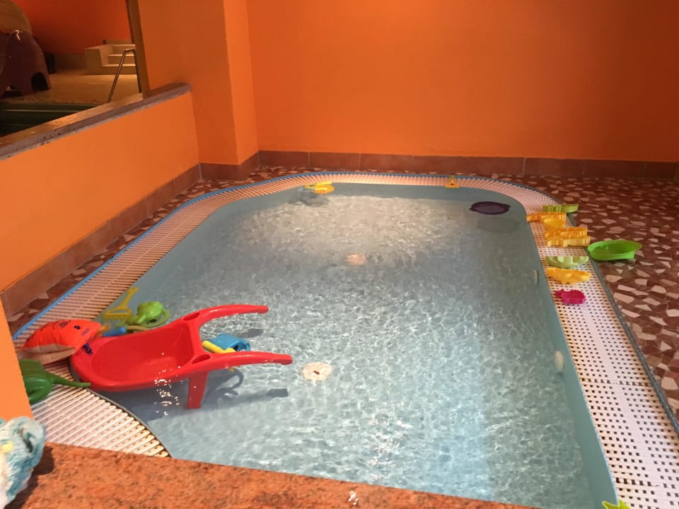 2 Kinderbecken Familienhotel Hinteregger