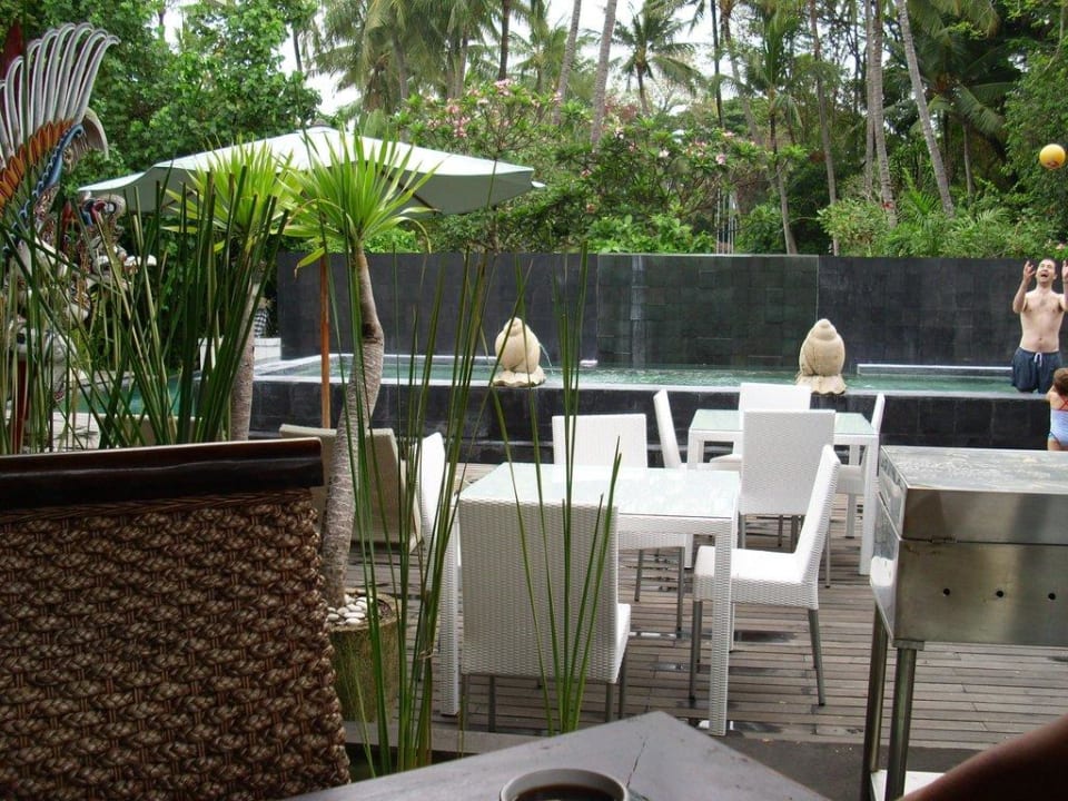 Blick vom Restaurant zum Pool Villa Puri Ayu