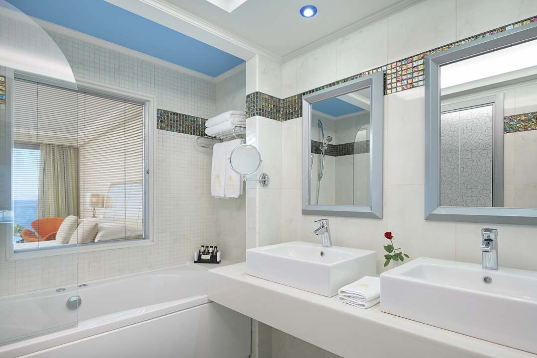 Zimmer Atrium Platinum Luxury Resort Hotel & Spa