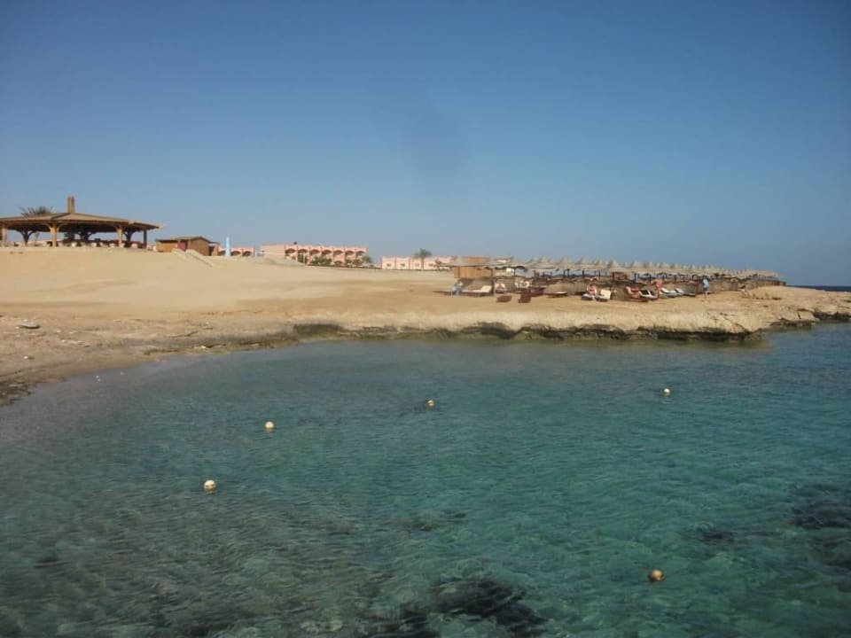 Widok z pomostu na plażę Three Corners Happy Life Beach Resort