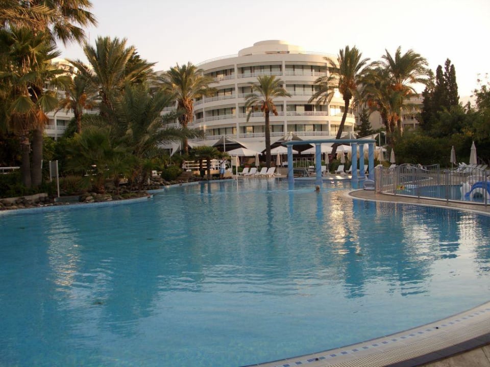 Hotelansicht vom Pool aus TUI BLUE Grand Azur