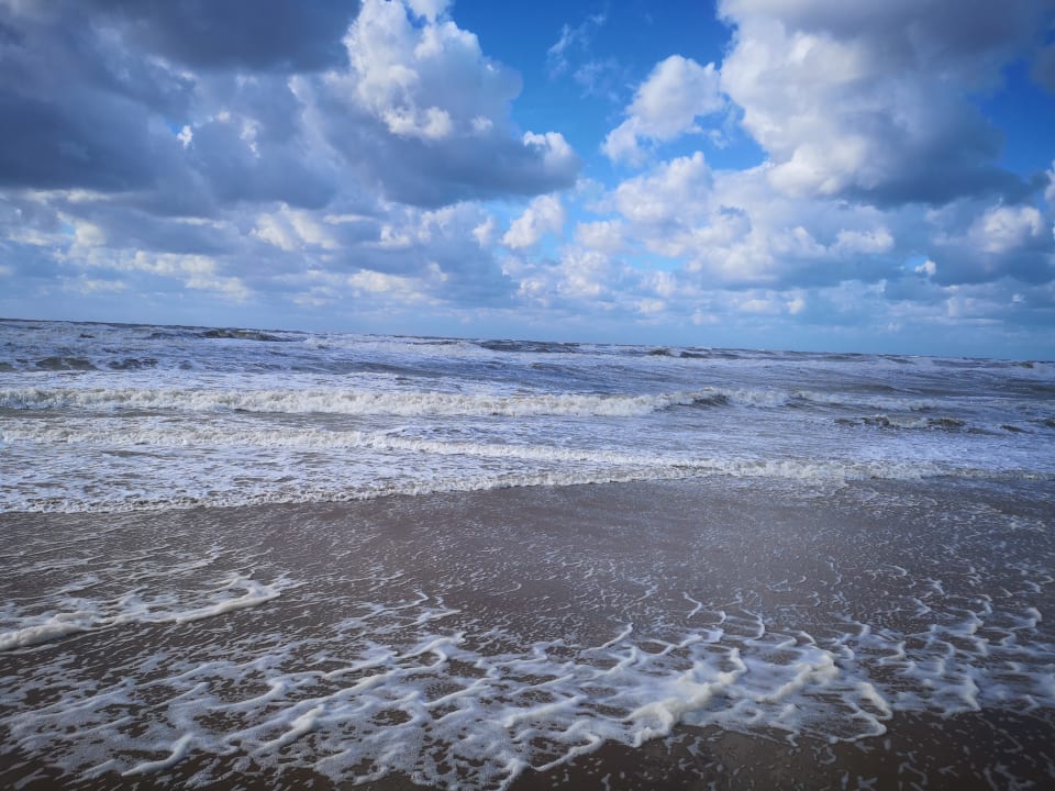 Strand Sleeping by Van Beelen