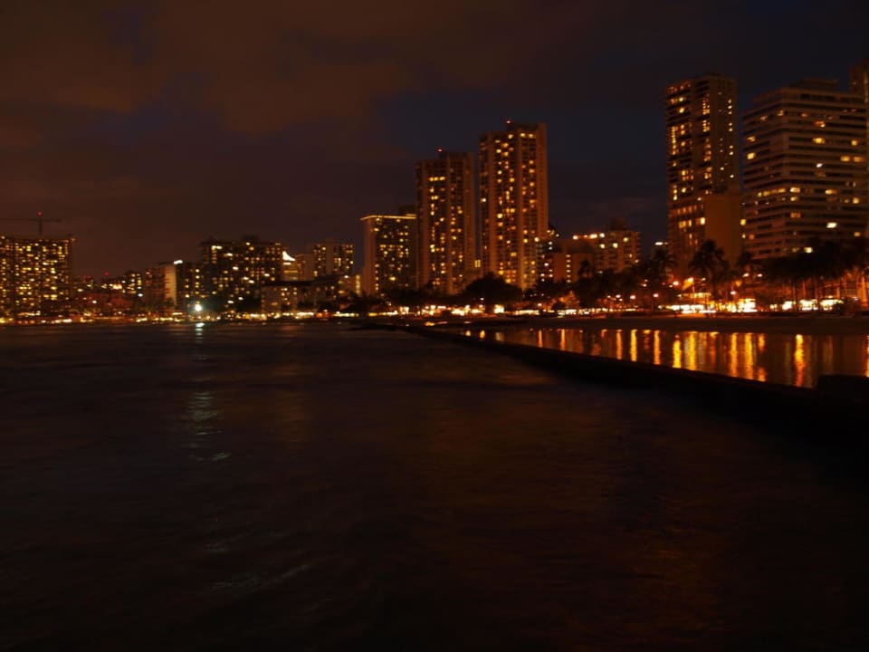 Strand Waikiki am Abend Hotel Hyatt Place Waikiki Beach