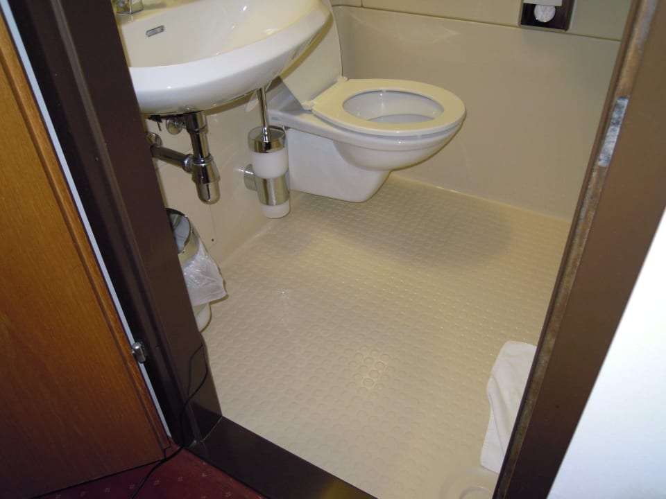 Badezimmer, mit Plastik verkleidet - sehr klein Hotel Goldene Krone