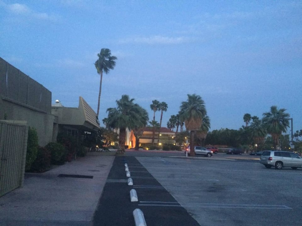 Parkplatz und benachbartes Restaurant Hotel Days Inn Palm Springs