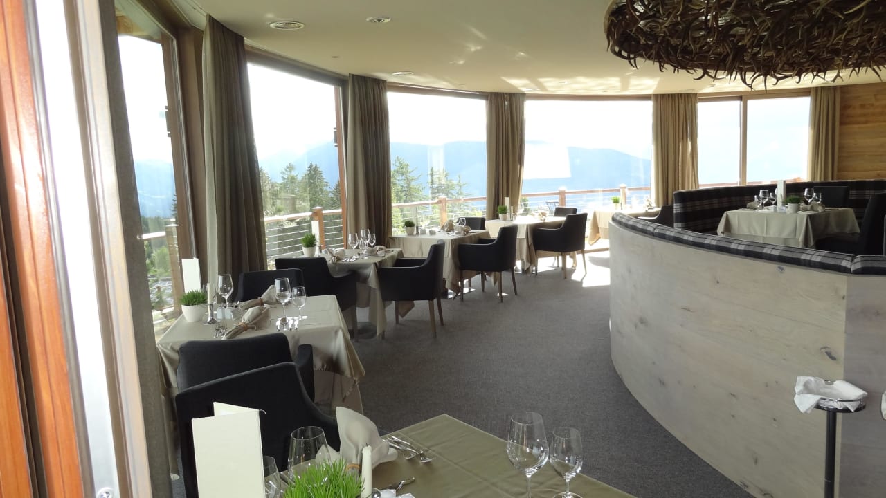 Teil des Essraums mit Panoramasicht Hotel Chalet Mirabell