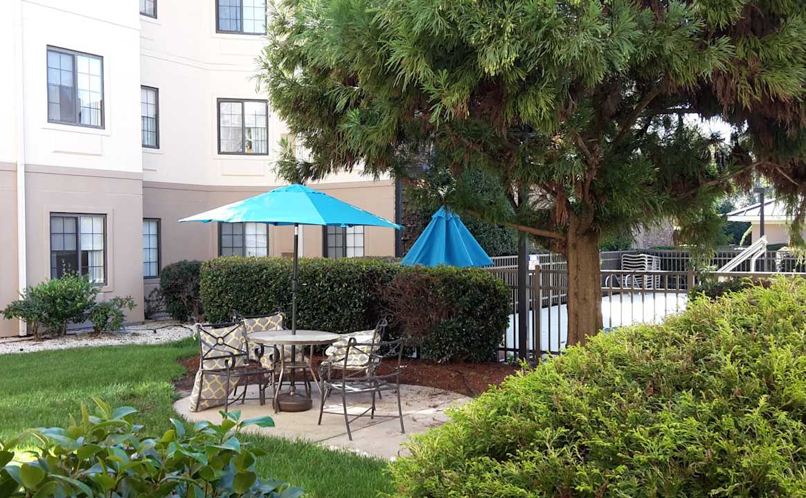 Garden behind the restaurant Hotel Sonesta ES Suites Charlotte