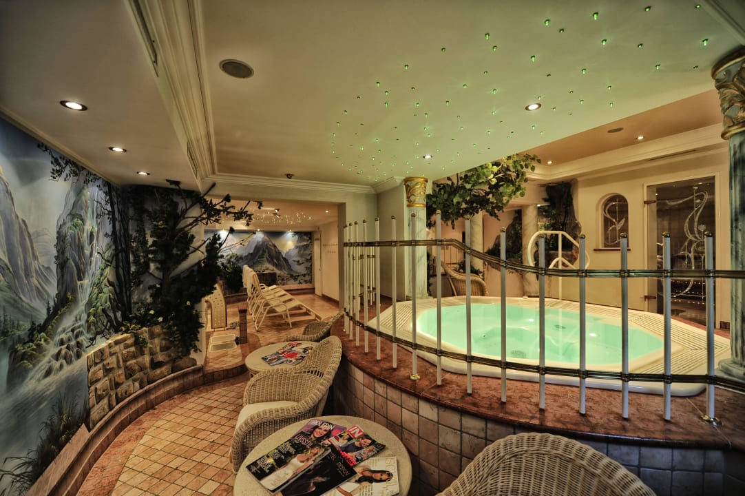 Unsere Leseecke mit Blick auf den Whirlpool Hotel Verwall