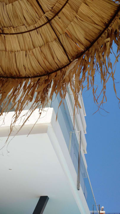 Sonnenschirm am Pool mit Blick zum Frühstücksraum Mercure Rhodes Alexia Hotel & Spa