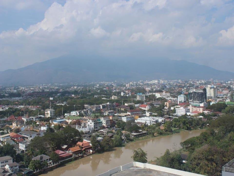 Blick zum Fluß bei Tag Hotel Holiday Inn Chiangmai