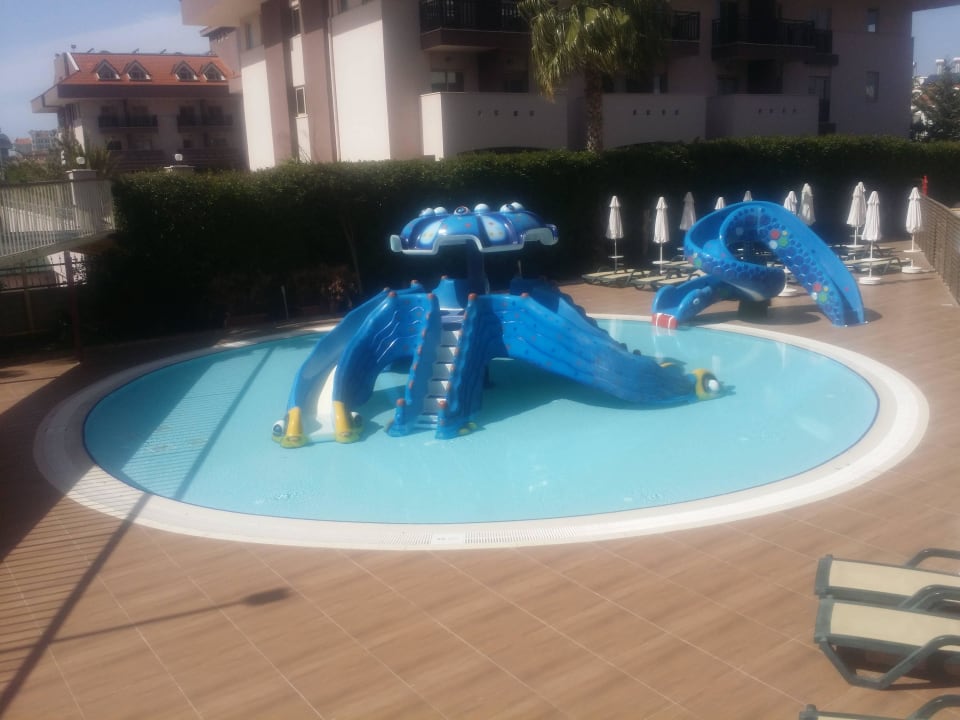 Der Kinderpool in der nähe des Spielplatzes Hane Family Resort