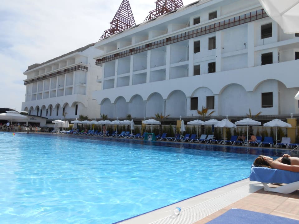 Pool dahinter das neue Orange Resort Dream World Resort & Spa