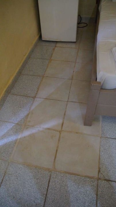 Brudna, popękana podłoga  Hotel Turtle Beach