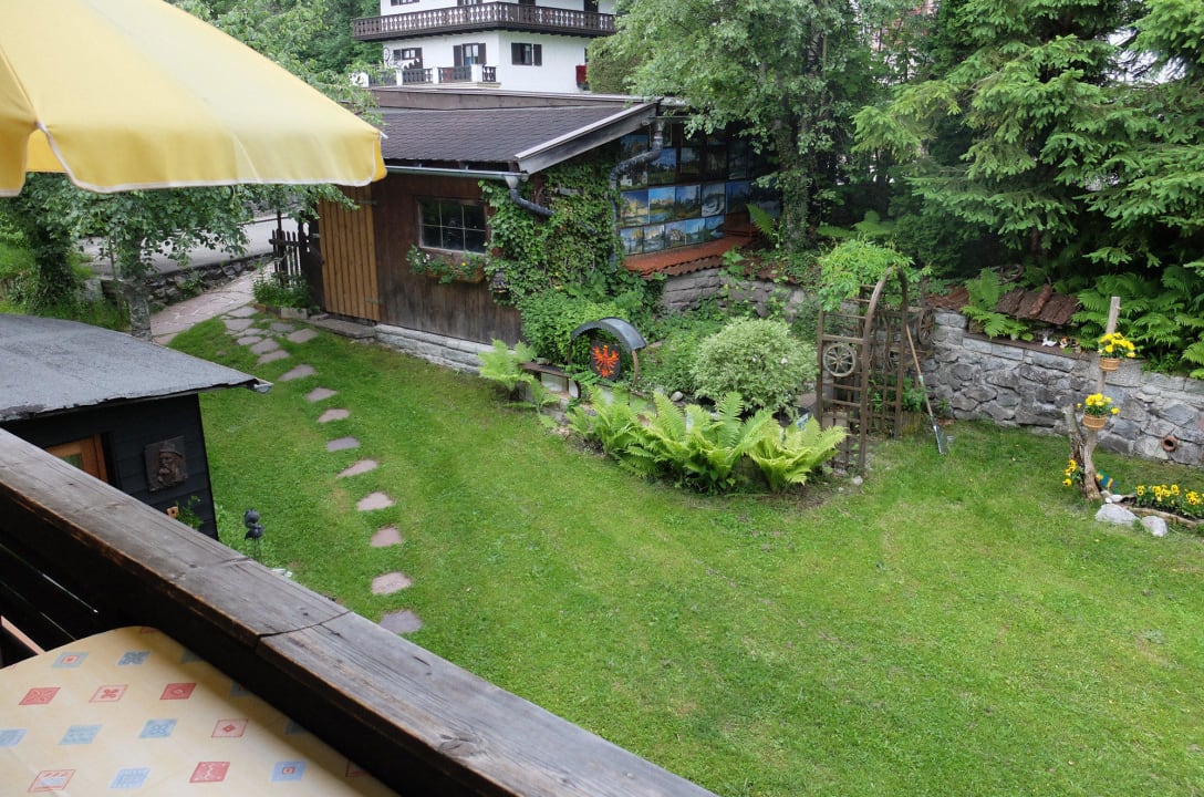Blick vom Balkon zum Garten nach hinten raus Gästehaus Rusticana