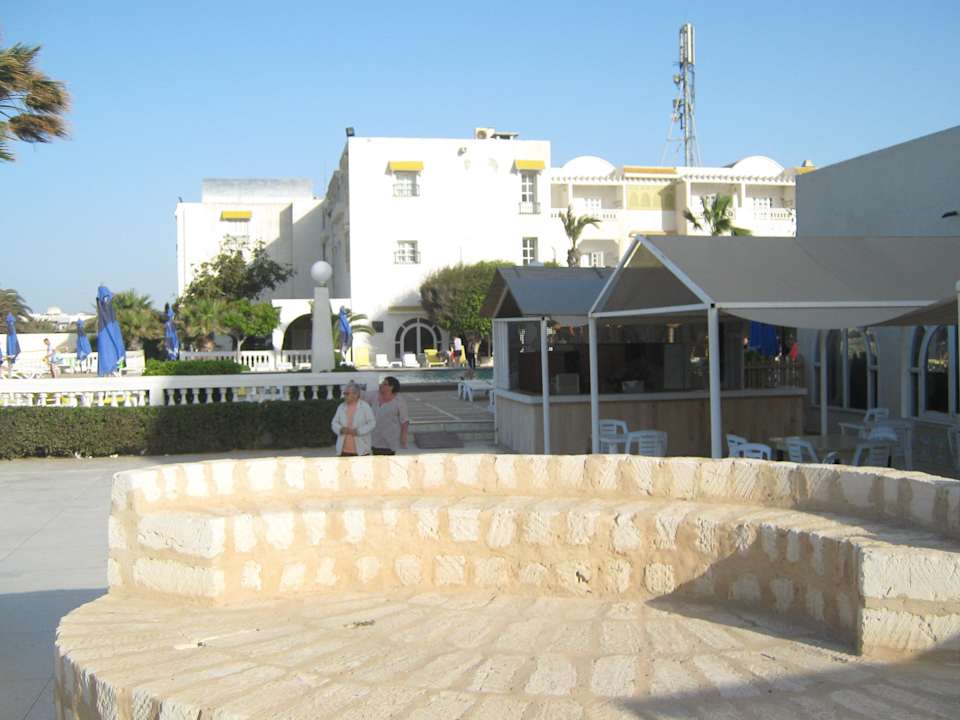 Справа ресторан отеля Alassio Hotel and Thalasso