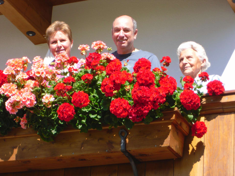 Gäste genießen den herrlichen Ausblick vom Balkon Landhaus Tirol