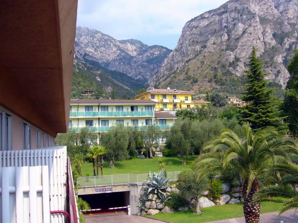 Blick vom Balkon auf die Tiefgarage und Berge Hotel Ideal