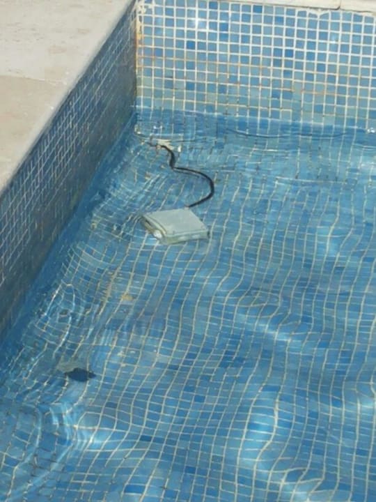 Offenes Kabel im ungesichertem Wasser Cleopatra Luxury Resort Makadi Bay