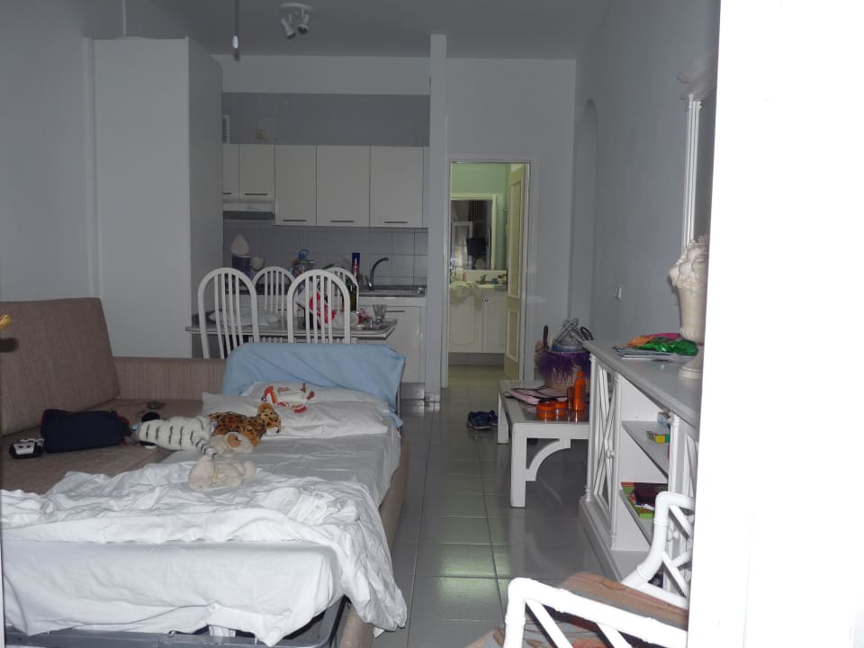 Wohnbereich mit offener Küche Los Olivos Beach Resort