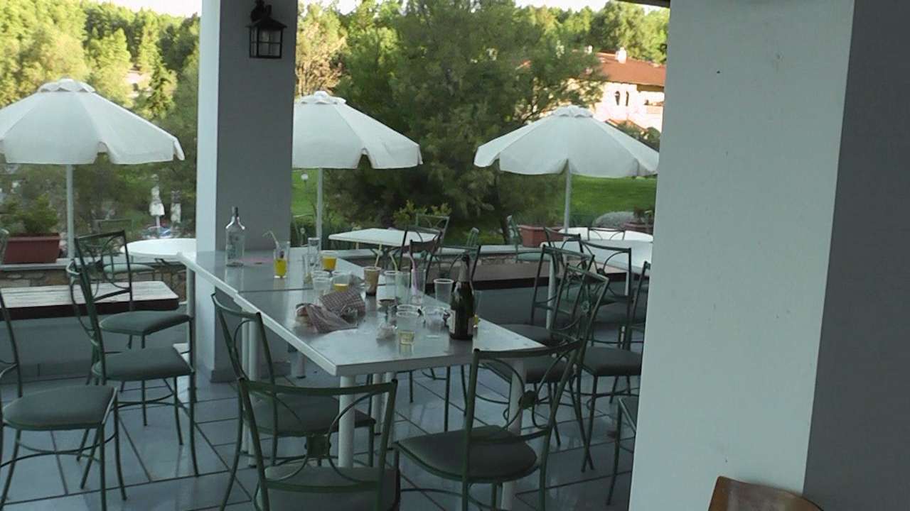 Tische in Taverne kurz vorm Frühstück Simantro Resort