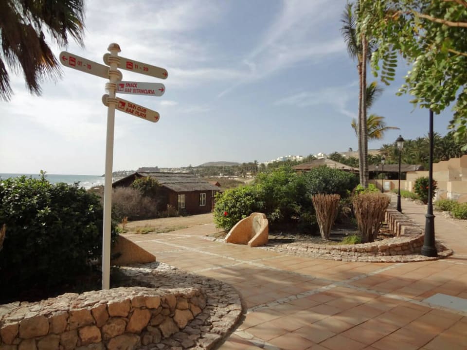 Weg zum Strand, in der Mitte die Fußduschen SBH Hotel Taro Beach