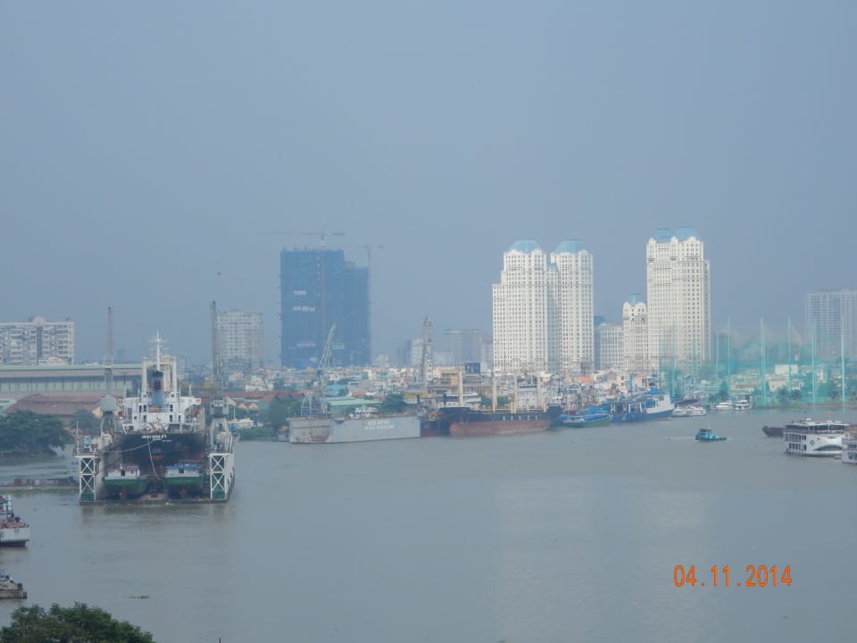 Dachterrasse: Ausblick über den Saigonfluss Hotel Majestic Saigon