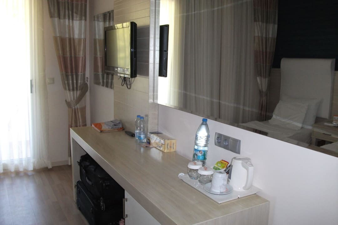 Ablage mit Tee und Kaffebereiter Turunc Resort Hotel