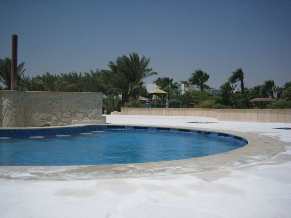 Strandbar mit Whirlpool ist am werden... Lotus Bay Beach Resort