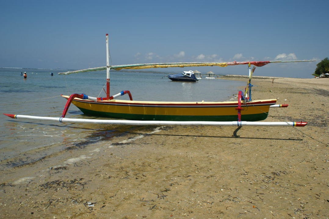 Strandanlage vor dem Hotel Puri Santrian