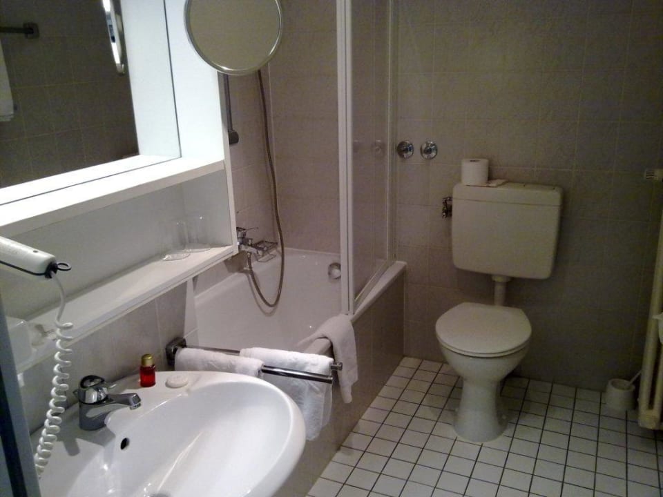 Bad mit Fön und Dusche Hotel Frankenland