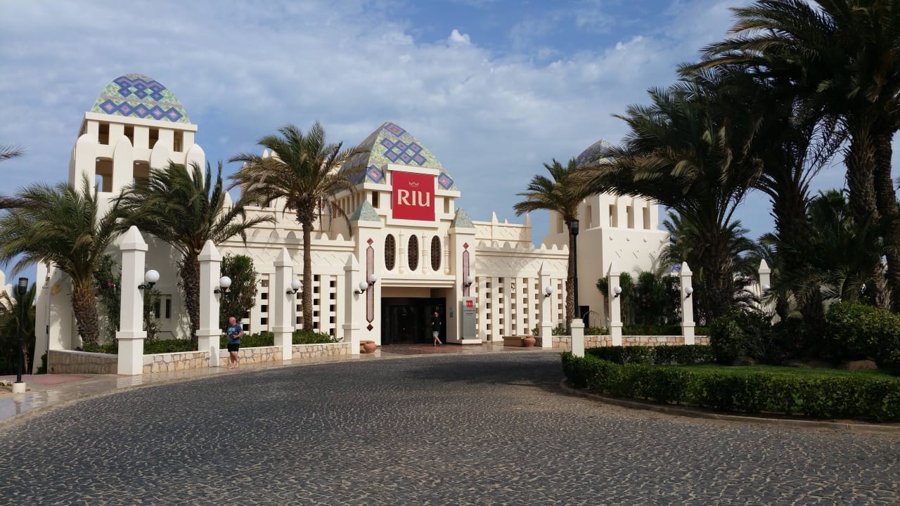 Eingang Hotel Riu Karamboa