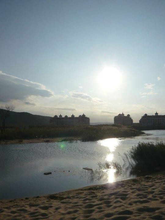 der kleine Fluss, direkt neben dem Hotel Sol Luna Bay