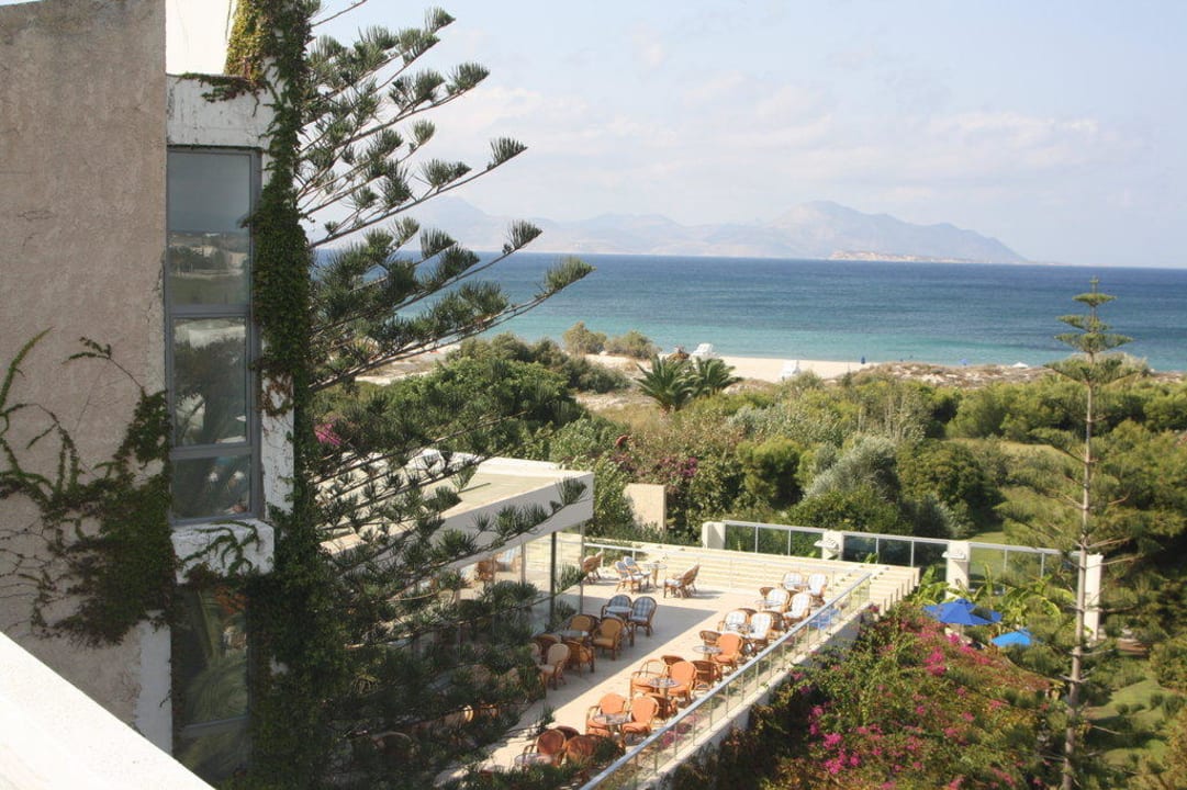 Blick über den Garten zum Strand Caravia Beach Hotel