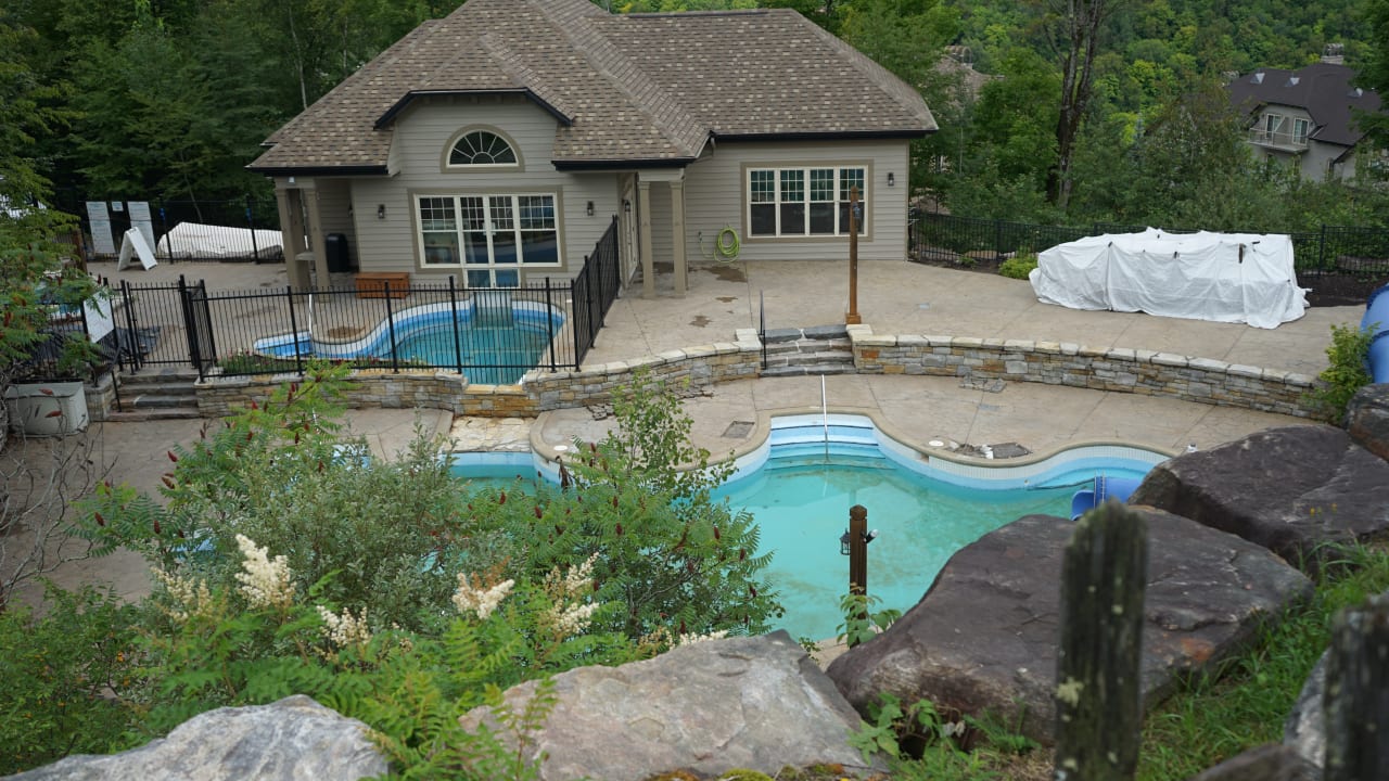 Pool Cap Tremblant Mountain Resort