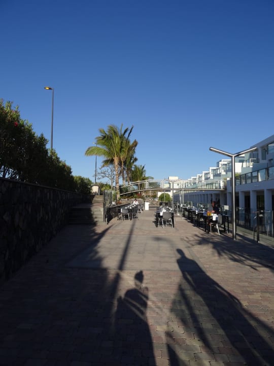 Richtung Außensitzbereich vom Restaurant R2 Bahía Playa Design Hotel & Spa - Adults Only