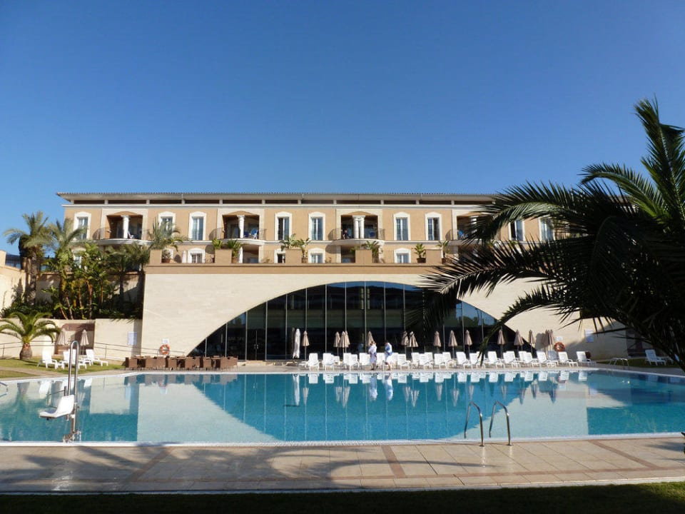Blick über den Pool zum wellness Grupotel Playa de Palma Suites & Spa
