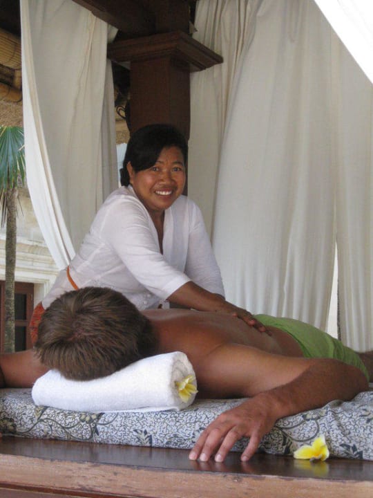 Massage am Pool Puri Santrian